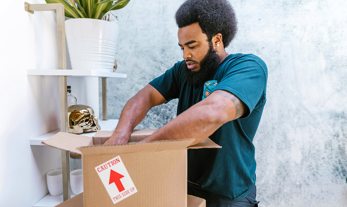 Mover preparing a box